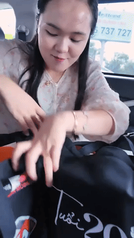 Vợ Duy Mạnh test tính năng iPhone 17 bằng… lưỡi, netizen vừa tò mò hào hứng làm theo- Ảnh 2. Vợ Duy Mạnh test tính năng iPhone 17 bằng… lưỡi, netizen vừa tò mò hào hứng làm theo- Ảnh 2.