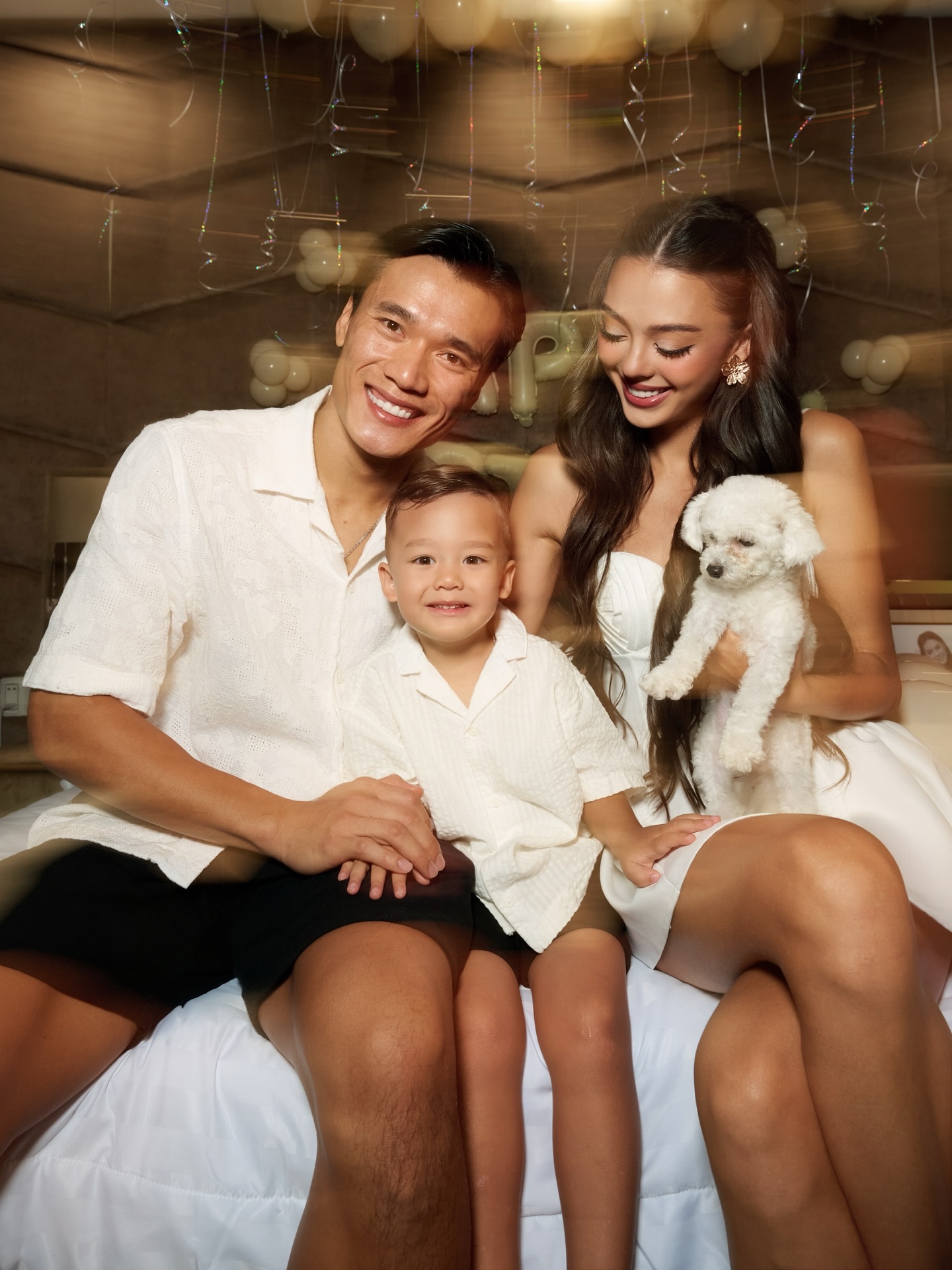 Ảnh nét căng: Gia đình Bùi Tiến Dũng “gấp 3 visual”, vợ mẫu Tây chiếm trọn spotlight, netizen: Xinh đẹp nhất dàn WAGs Việt!- Ảnh 1.