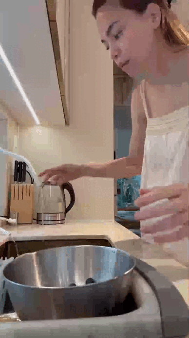 Lạ đời Hồ Ngọc Hà cứ vào bếp là viral: Netizen soi nát mắt phát hiện món đồ 150 triệu lặng lẽ nằm 1 góc!- Ảnh 2. Lạ đời Hồ Ngọc Hà cứ vào bếp là viral: Netizen soi nát mắt phát hiện món đồ 150 triệu lặng lẽ nằm 1 góc!- Ảnh 2.