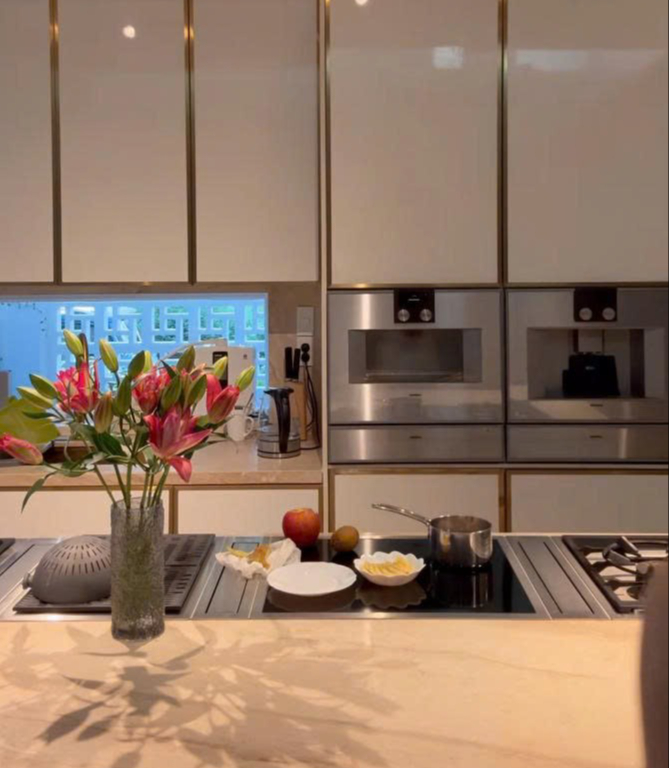 Lạ đời Hồ Ngọc Hà cứ vào bếp là viral: Netizen soi nát mắt phát hiện món đồ 150 triệu lặng lẽ nằm 1 góc!- Ảnh 4. Lạ đời Hồ Ngọc Hà cứ vào bếp là viral: Netizen soi nát mắt phát hiện món đồ 150 triệu lặng lẽ nằm 1 góc!- Ảnh 4.