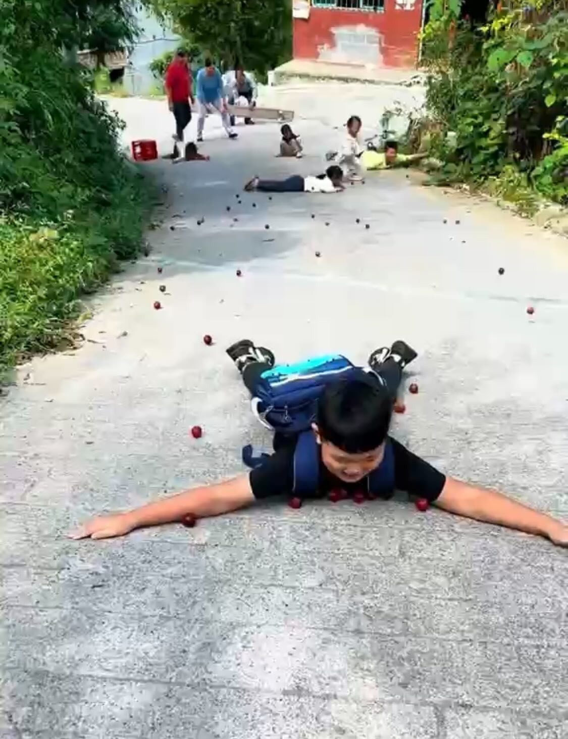 Hình ảnh cậu bé nằm sõng soài dưới đất khiến netizen cười xỉu- Ảnh 1. Hình ảnh cậu bé nằm sõng soài dưới đất khiến netizen cười xỉu- Ảnh 1.