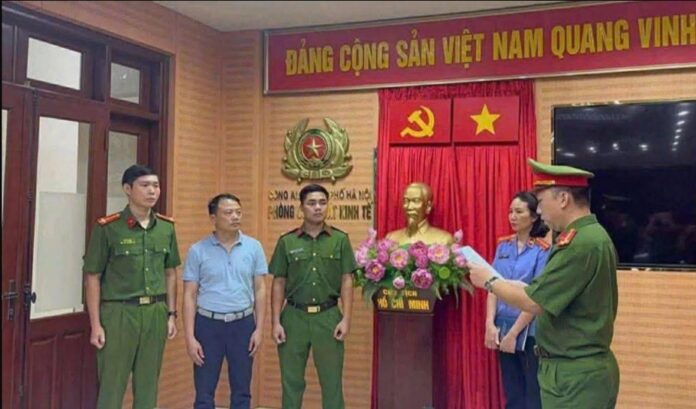 nong-netizen-lien-tuc-noi-tam-biet-sau-hinh-anh-nghi-van-cong-an-dang-doc-va-tong-dat-van-ban-to-tung-shark-binh-4_11102025112317.jpg