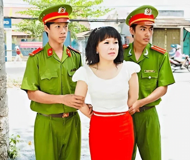 Netizen-xon-xao-truoc-bai-dang-nghe-si-viet-huong-tung-len-tieng-ve-viec-bi-bat-vi-ban-hang-rom