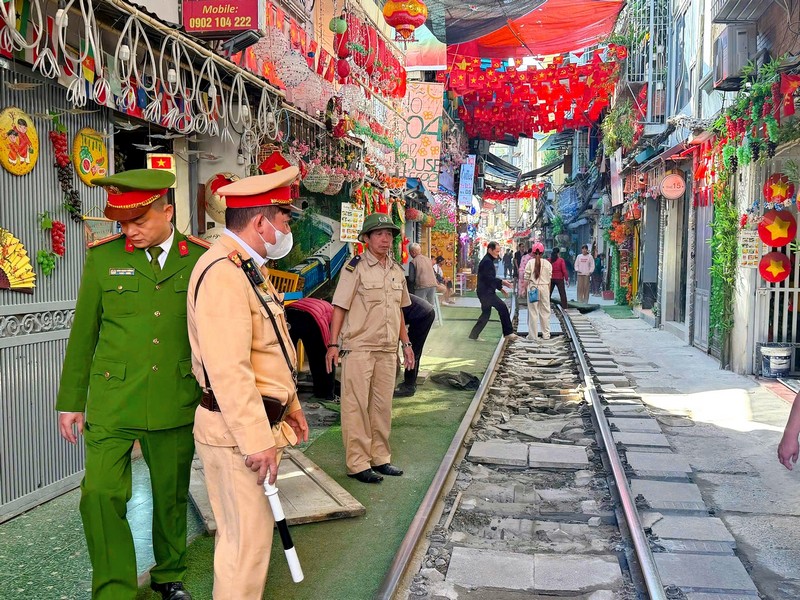 phố cà phê đường tàu ở Hà Nội chính thức giải tỏa