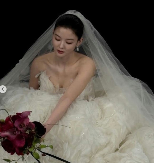 Kim Yoo Jung diện váy cưới quyến rũ trong 'Dear X', netizen ghen tỵ Kim Yoo Jung diện váy cưới quyến rũ trong 'Dear X', netizen ghen tỵ