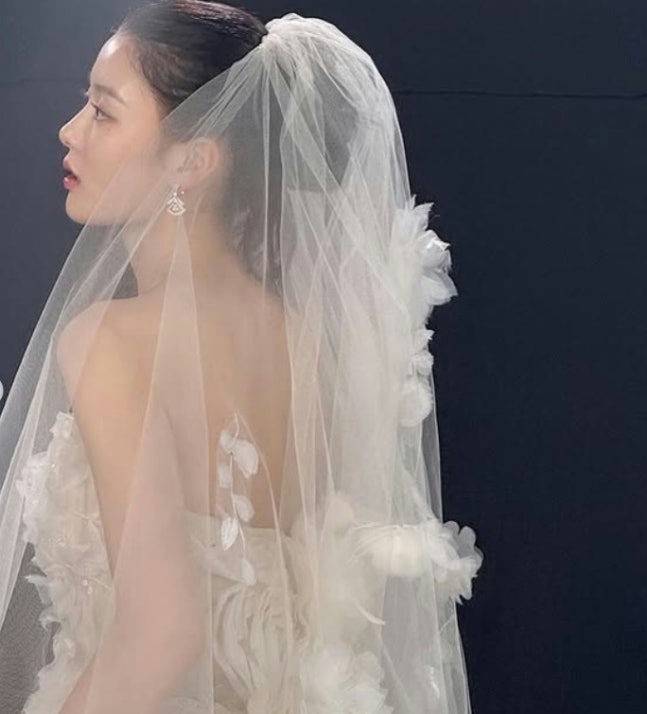 Kim Yoo Jung diện váy cưới quyến rũ trong 'Dear X', netizen ghen tỵ Kim Yoo Jung diện váy cưới quyến rũ trong 'Dear X', netizen ghen tỵ