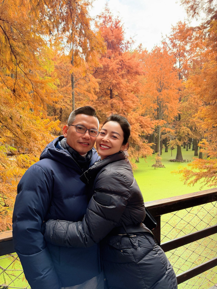 Jennifer Phạm cười tươi rói khi chụp ảnh với chồng. Ảnh: FBNV