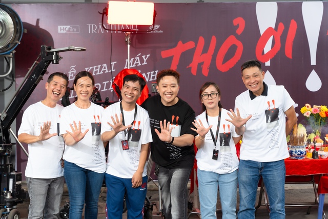 Trấn Thành tung poster phim Tết giấu mặt nữ chính, netizen soi nốt ruồi trên ngực rồi đồng loạt gọi tên 1 người- Ảnh 4.