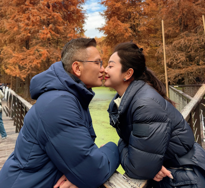 Ảnh tình tứ của Jennifer Phạm và chồng. Ảnh: FBNV