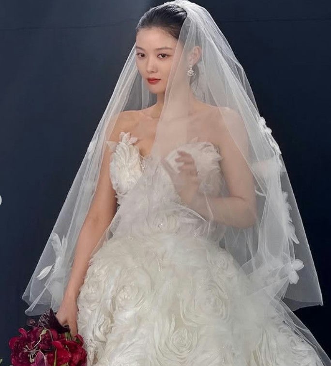 Kim Yoo Jung diện váy cưới quyến rũ trong 'Dear X', netizen ghen tỵ Kim Yoo Jung diện váy cưới quyến rũ trong 'Dear X', netizen ghen tỵ