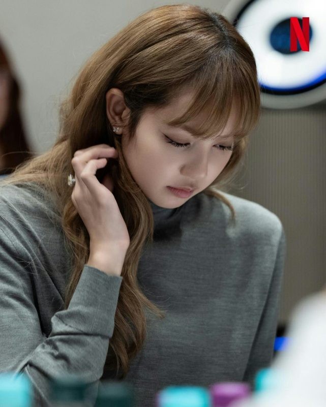 Lisa (BlackPink) có phim điện ảnh đầu tiên, netizen lo lắng vì nam chính