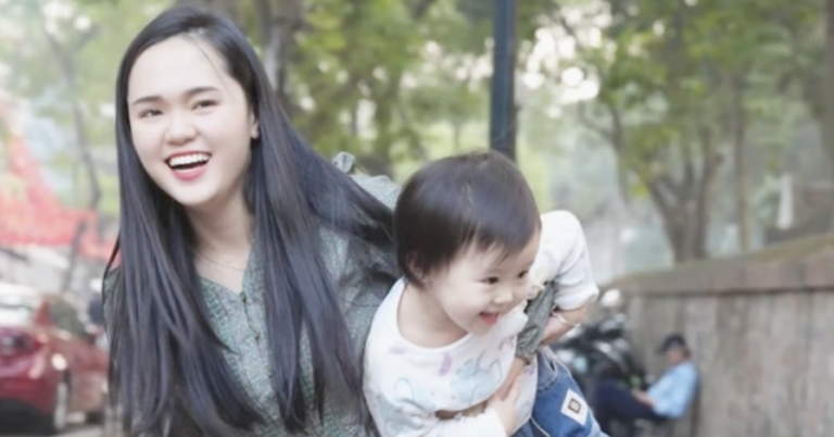 Chị mang bầu nữa hả