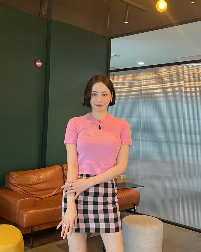 Minh tinh 40 tuổi khiến netizen chia 2 phe- Ảnh 20. Minh tinh 40 tuổi khiến netizen chia 2 phe- Ảnh 20.