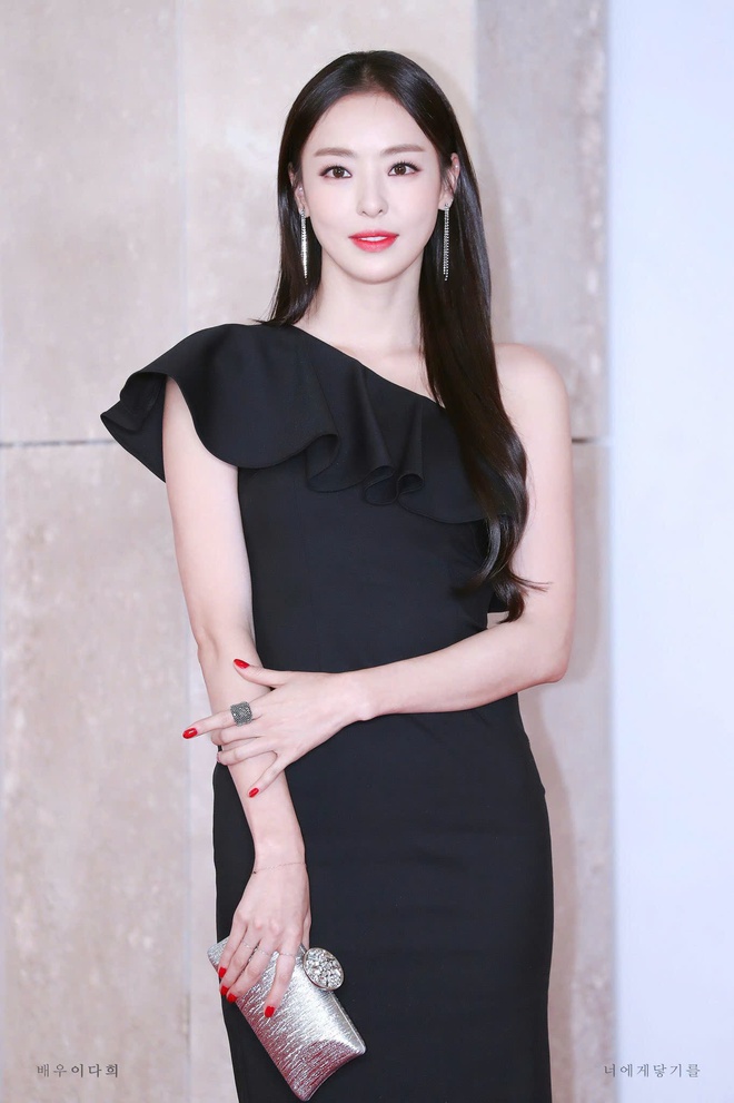 Minh tinh 40 tuổi khiến netizen chia 2 phe- Ảnh 8. Minh tinh 40 tuổi khiến netizen chia 2 phe- Ảnh 8.