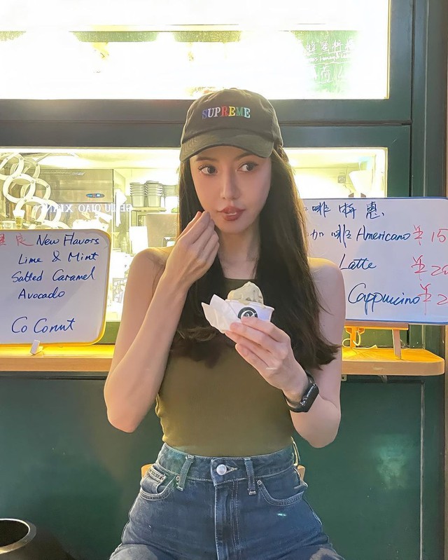 Người phụ nữ 47 tuổi này chống già đỉnh cao, netizen: “Cứ như thể cô ấy ăn chất bảo quản vậy!”- Ảnh 4.