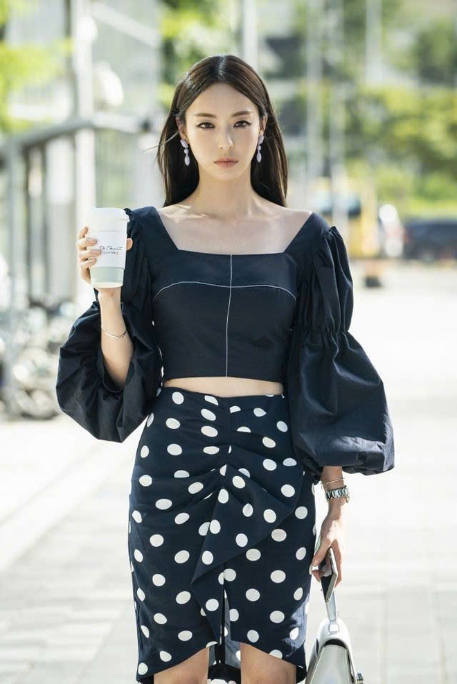 Minh tinh 40 tuổi khiến netizen chia 2 phe- Ảnh 6. Minh tinh 40 tuổi khiến netizen chia 2 phe- Ảnh 6.