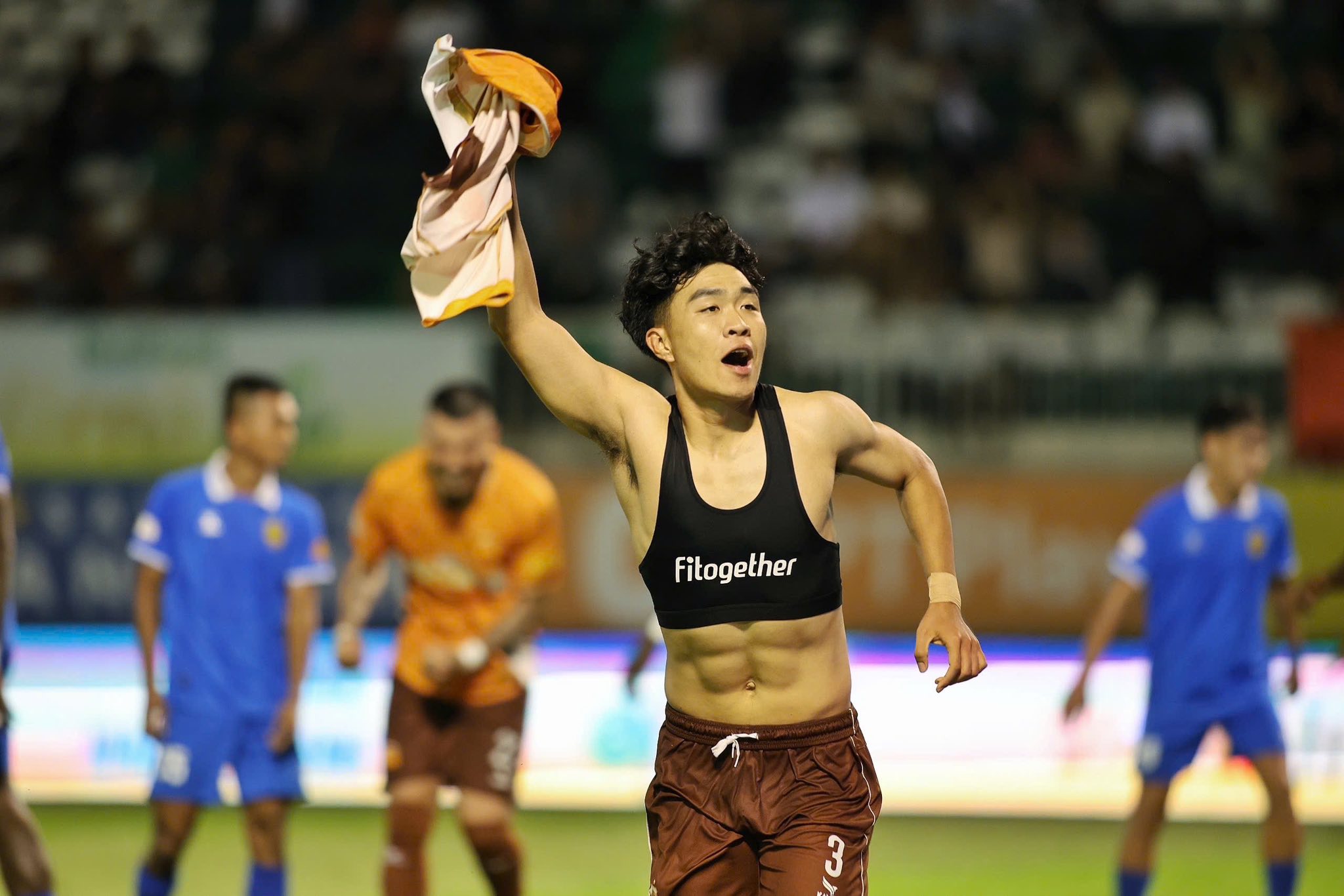 Trung vệ Lý Đức với hình ảnh khác lạ khiến netizen phản ứng - Ảnh 3.