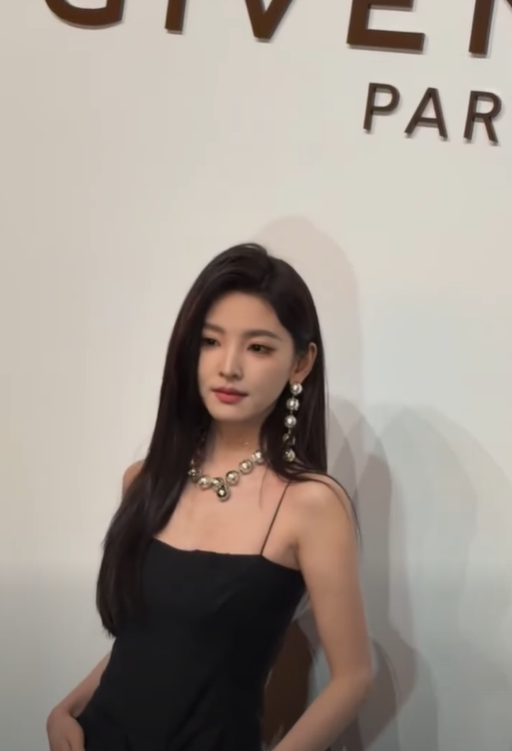 Động thái của Thiều Bảo Trang khi Phương Uyên công khai hôn Thanh Hà trên sân khấu Động thái của Thiều Bảo Trang khi Phương Uyên công khai hôn Thanh Hà trên sân khấu