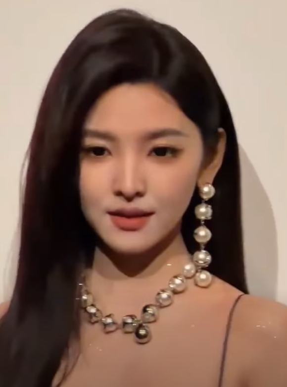 Động thái của Thiều Bảo Trang khi Phương Uyên công khai hôn Thanh Hà trên sân khấu Động thái của Thiều Bảo Trang khi Phương Uyên công khai hôn Thanh Hà trên sân khấu