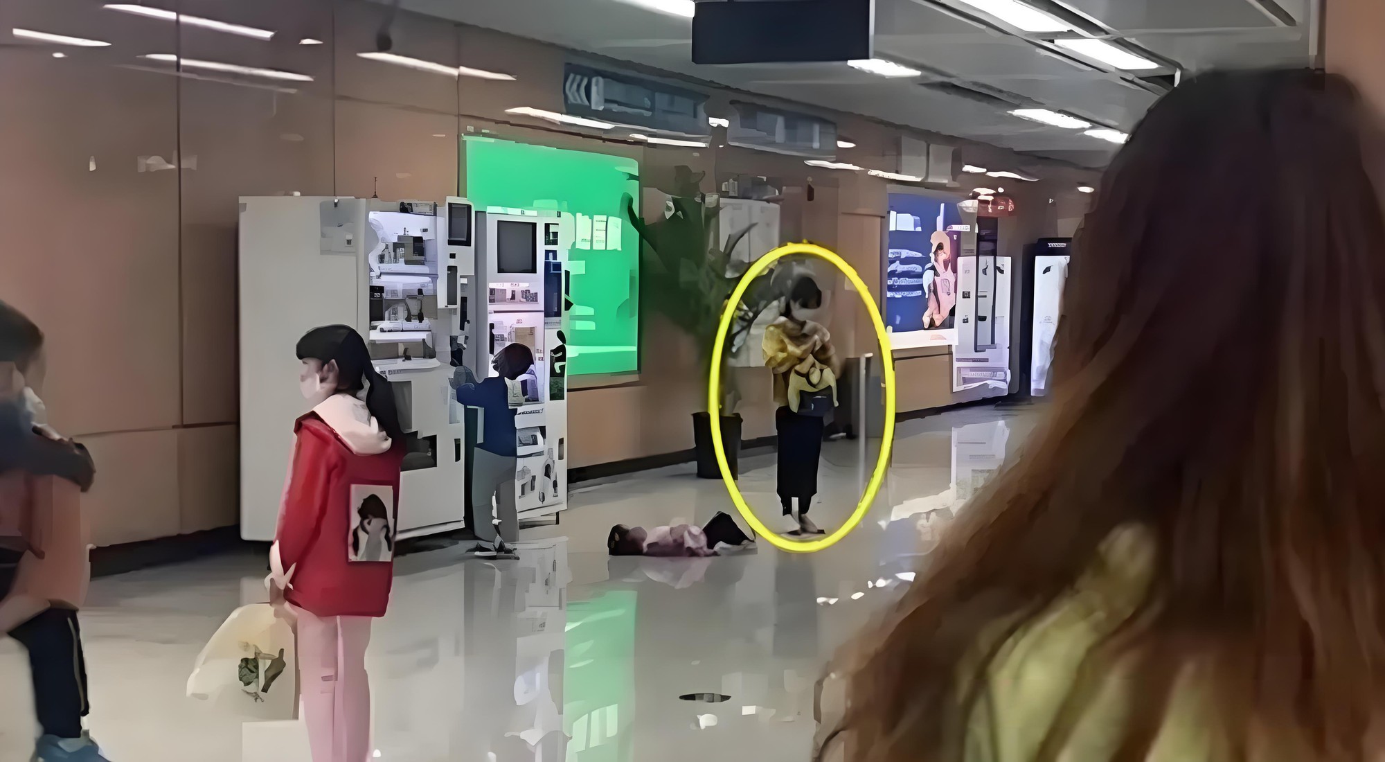 Con khóc ăn vạ giữa ga tàu, bà mẹ trẻ có cách xử lý khiến netizen chỉ muốn đến xin chữ ký- Ảnh 1. Con khóc ăn vạ giữa ga tàu, bà mẹ trẻ có cách xử lý khiến netizen chỉ muốn đến xin chữ ký- Ảnh 1.