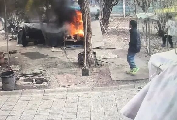 Diễn biến mới nhất vụ hai bé trai nghịch lửa thiêu chết chó Samoyed: Chủ nuôi tuyên bố chấp nhận hòa giải, netizen chỉ ra điểm bất thường- Ảnh 2.