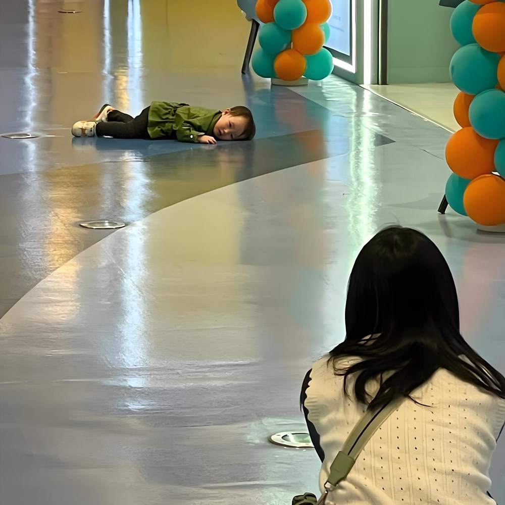 Con khóc ăn vạ giữa ga tàu, bà mẹ trẻ có cách xử lý khiến netizen chỉ muốn đến xin chữ ký - ảnh 2