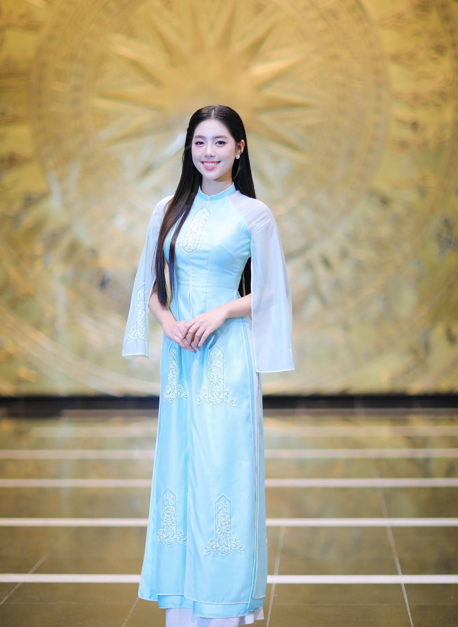 Đình Bắc tíu tít nói cười cùng Á hậu Châu Anh, netizen rần rần 