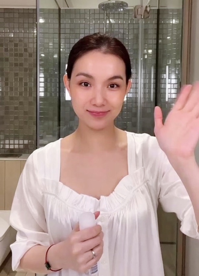 Netizen khen nức nở 1 Hoa hậu Hoàn vũ 18 năm không già, mặc áo dài trông như gái đôi mươi- Ảnh 8. Netizen khen nức nở 1 Hoa hậu Hoàn vũ 18 năm không già, mặc áo dài trông như gái đôi mươi- Ảnh 8.