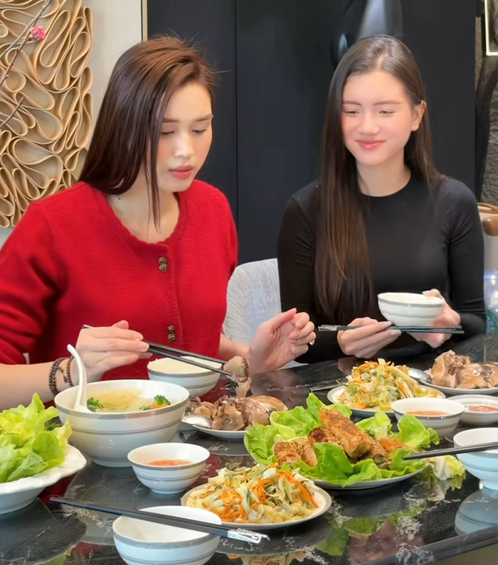 Đỗ Thị Hà trổ tài nấu ăn mời bạn thân đến nhà thưởng thức trong những ngày cận Tết. Ảnh chụp màn hình