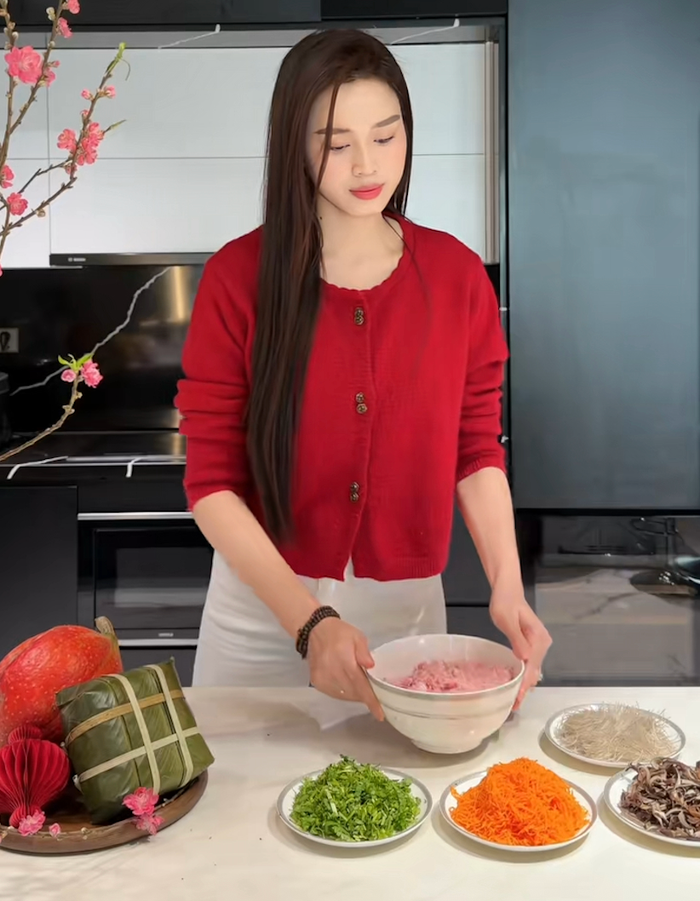 Đỗ Thị Hà được nhiều khán giả góp ý về việc xoã tóc khi vào bếp nấu ăn. Ảnh chụp màn hình