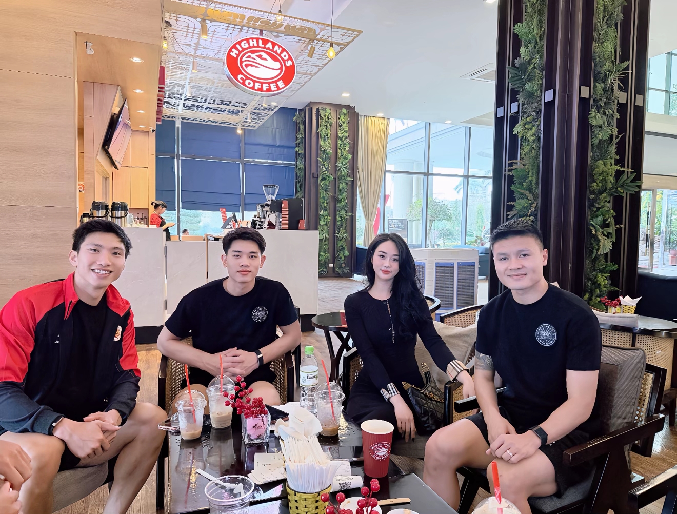 Văn Hậu lái Porsche chở Đình Bắc, còn kiên nhẫn chờ đàn em kí tặng loạt fan nhí, netizen: Thời thế đổi khác rồi!- Ảnh 2.